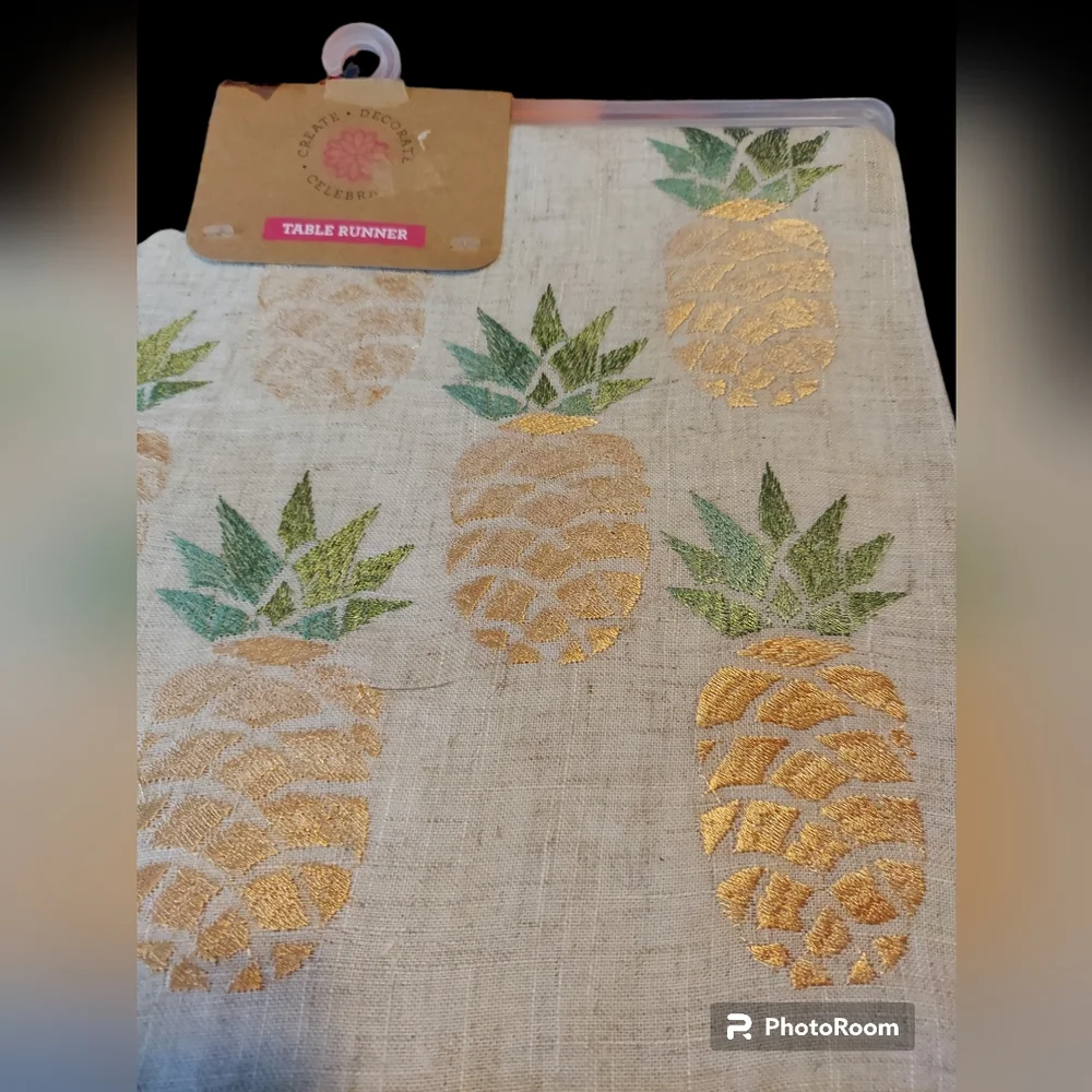 Embroidered Pineapple Tablerunner NWT